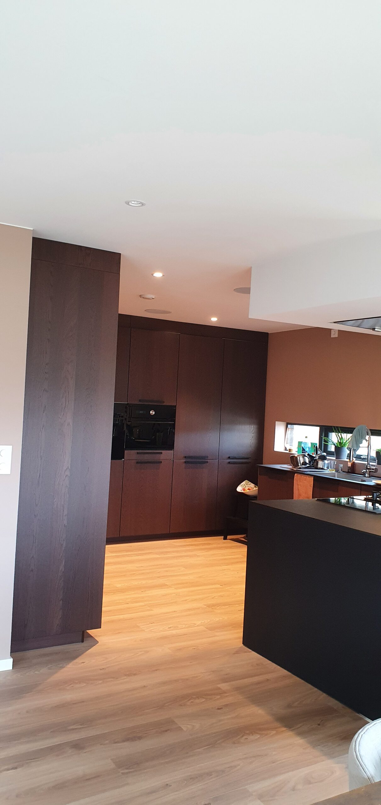 Kjøkken innredning (integrert lyd)_124235 Kjøkken innredning med integrert lydsystem og innbyggingshøyttalere